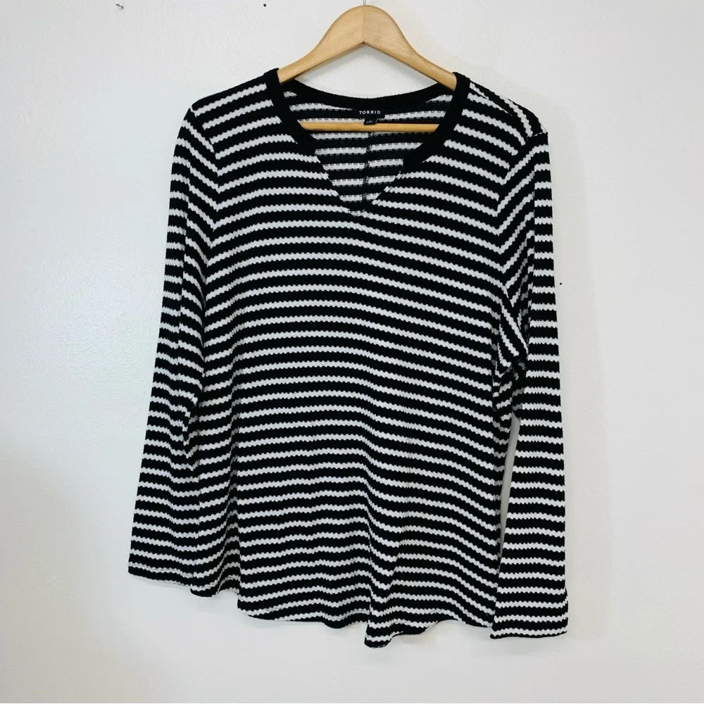 Torrid Womans V Neck Long Sleeve Knit Top 2X  Black White Stripe Casual Workwear